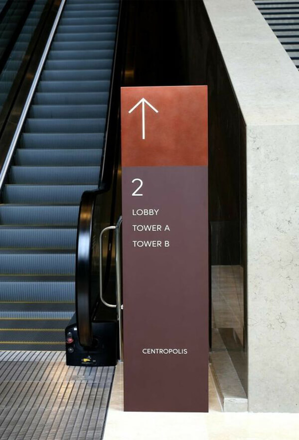 階段およびエレベーターレベルの標識