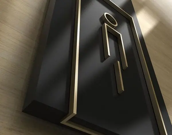 Schwarzes WC-Türschild mit erhabenem, goldgerandetem Piktogramm
