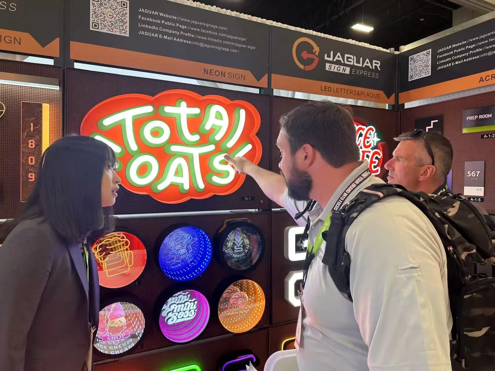 Explicando a un visitante nuestras muestras de neón y letras corpóreas