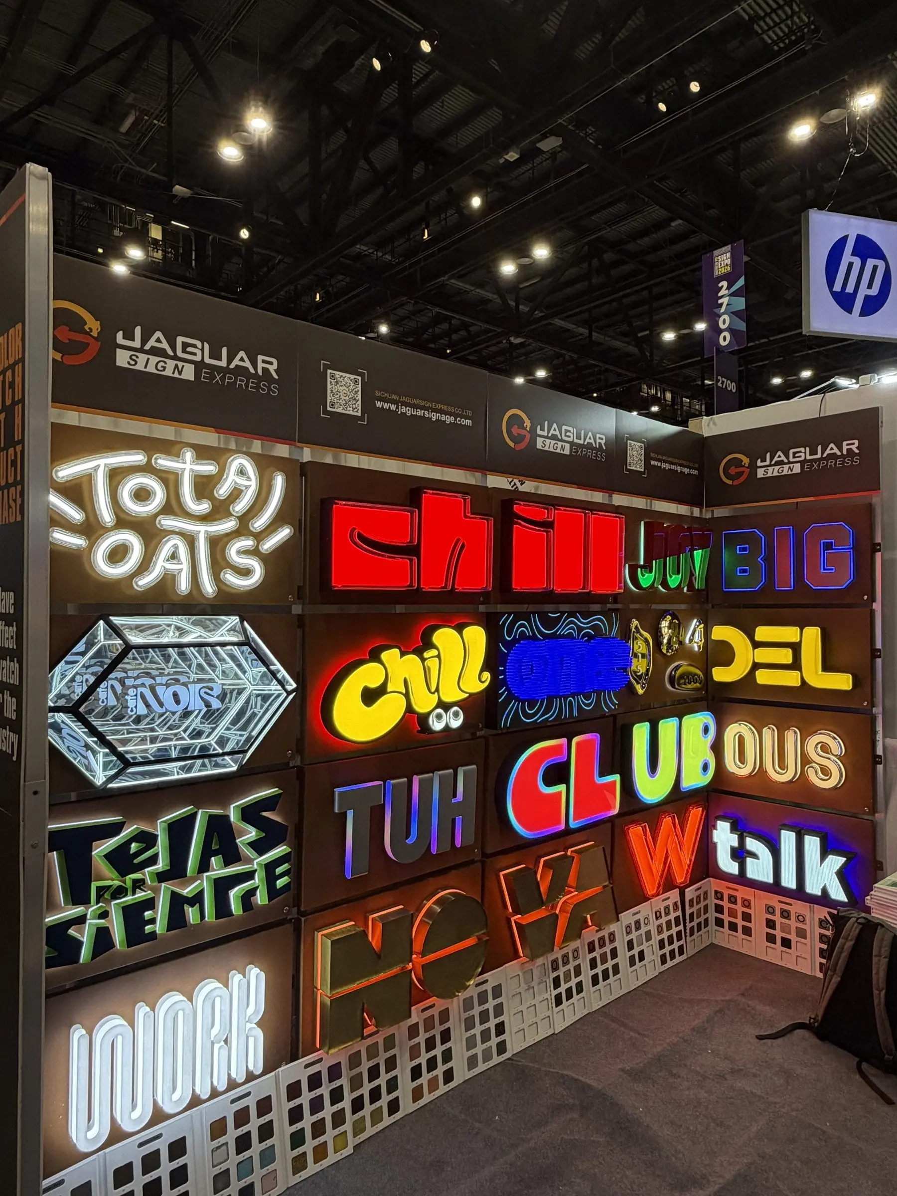 El muro de muestras de letras luminosas