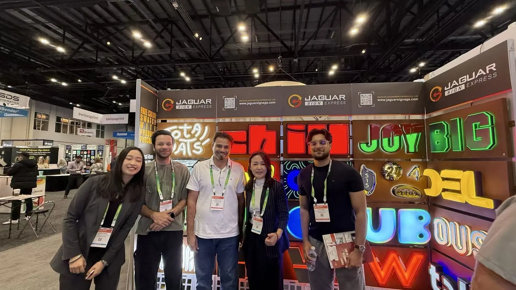 El equipo de Jaguar Sign frente al muro de muestras
