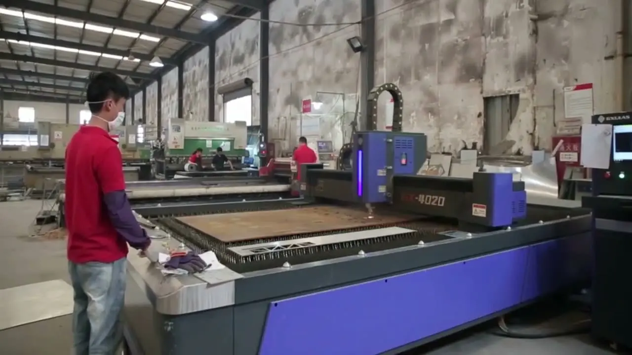 Corte láser de chapa en la planta de producción de Jaguar Sign en Chengdu
