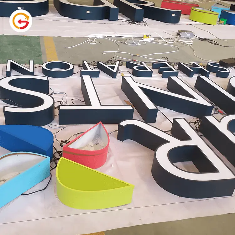 Letras 3D luminosas dispuestas para la prueba de luz en la planta de la fábrica