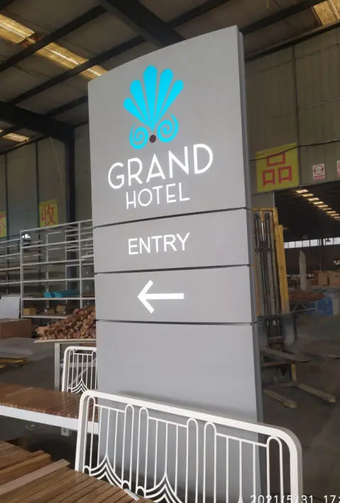 Eingangs-Wegweiser-Stele des Grand Hotel mit Richtungspfeil, in der Fabrik
