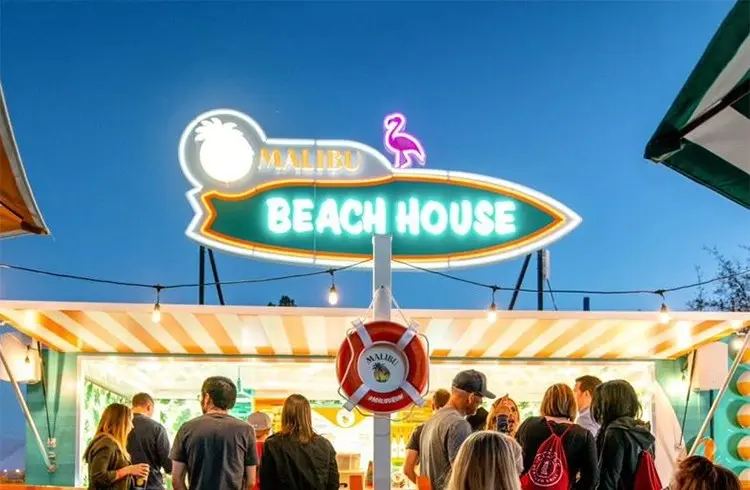 Beach House, Ladenschilder
