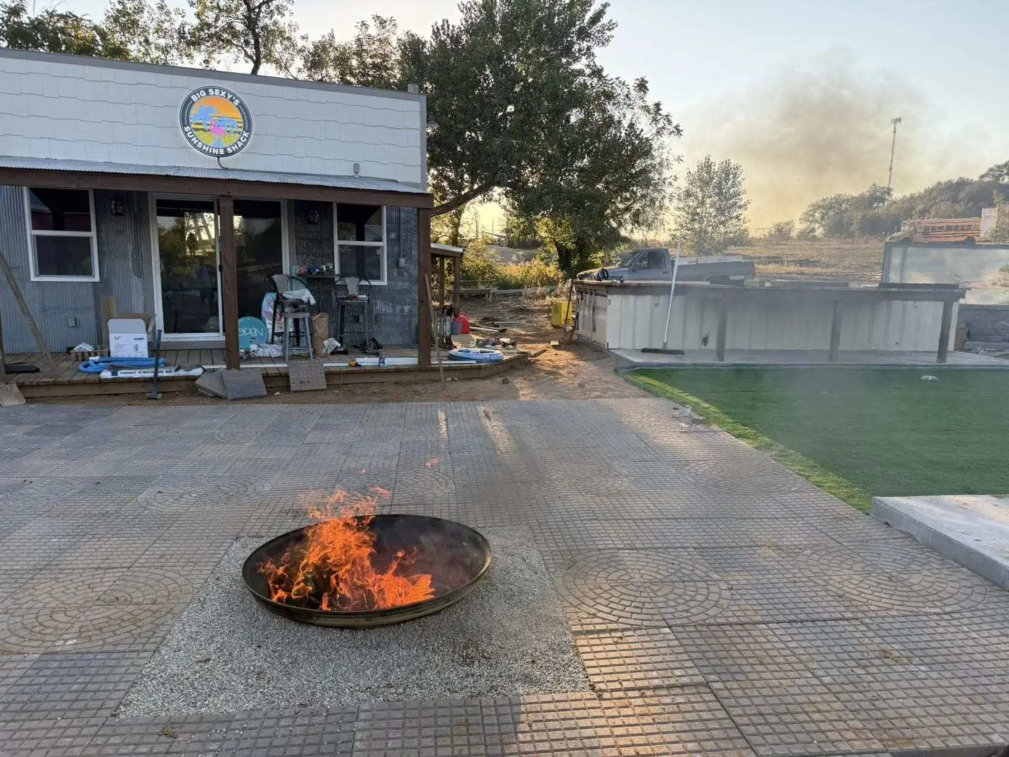 Big Sexy's Sunshine Shack, caja de luz — instalada (2 de 2)