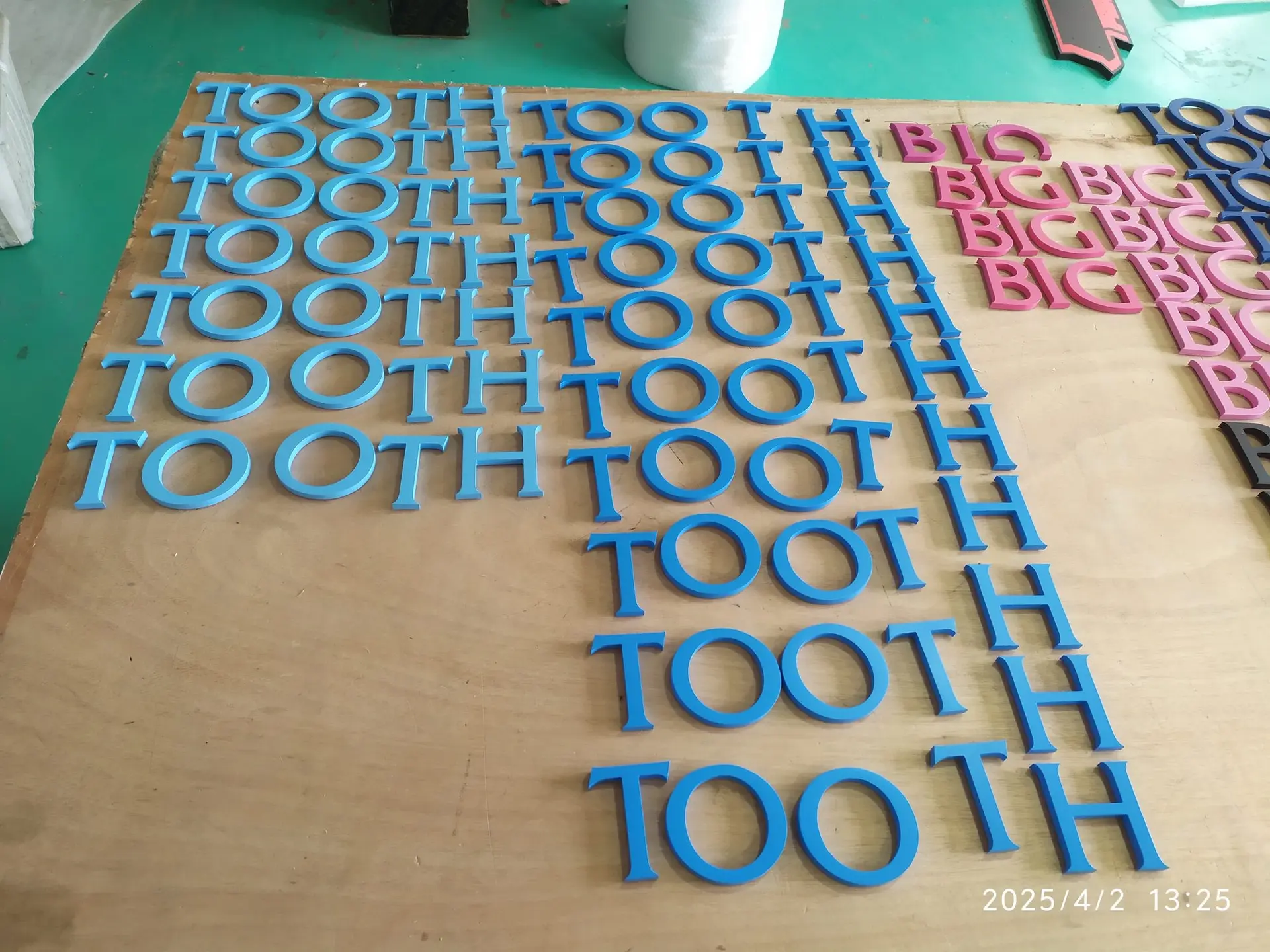 Big Tooth, mur de lettres en acrylique — en production (1 sur 2)