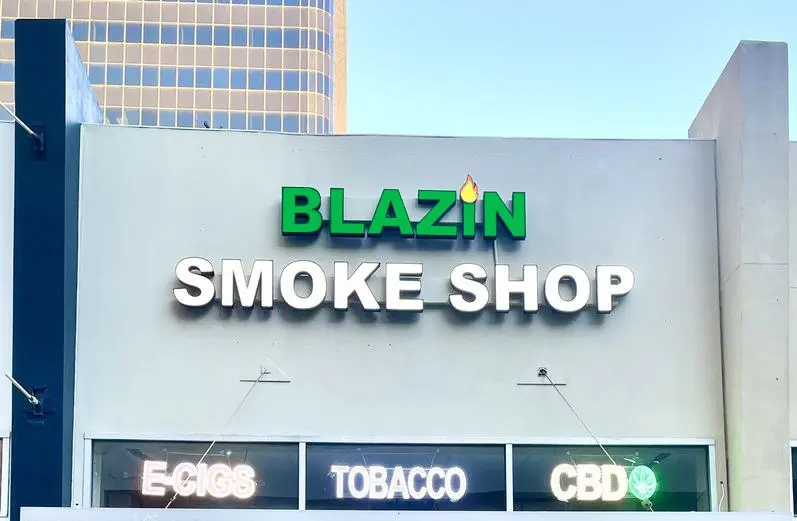 Blazin Smoke Shop, letreros