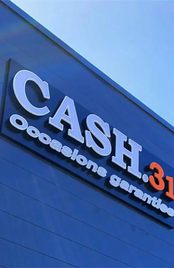 Cash.31, lettres et totem de concession