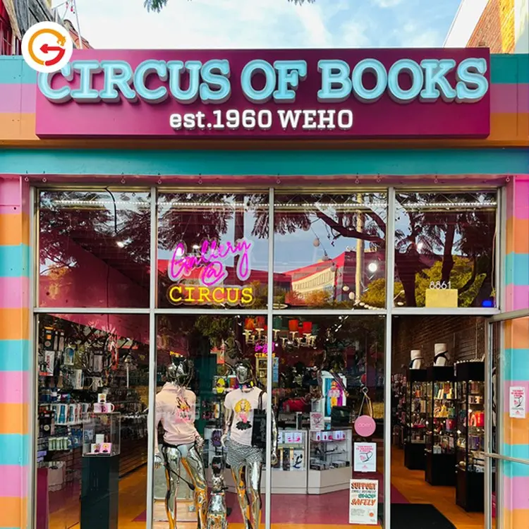 Circus of Books, letrero de neón y metal