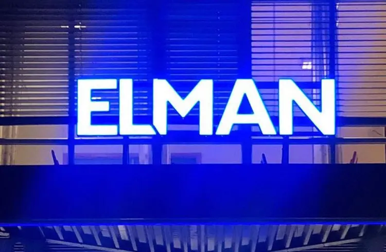 Elman, Leuchtbuchstaben an der Fassade