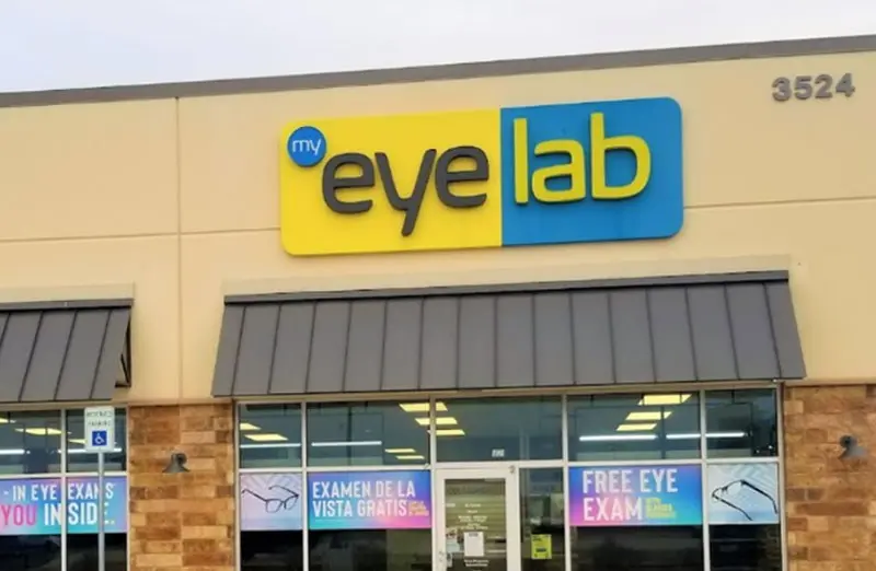 Ladenfront von Eyelab mit gelb-blauem Logoschild