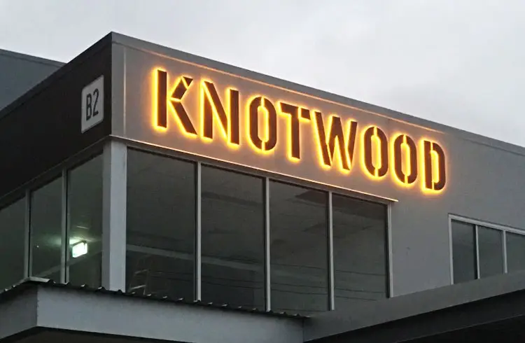 Knotwood, hinterleuchtete Hochhausbuchstaben