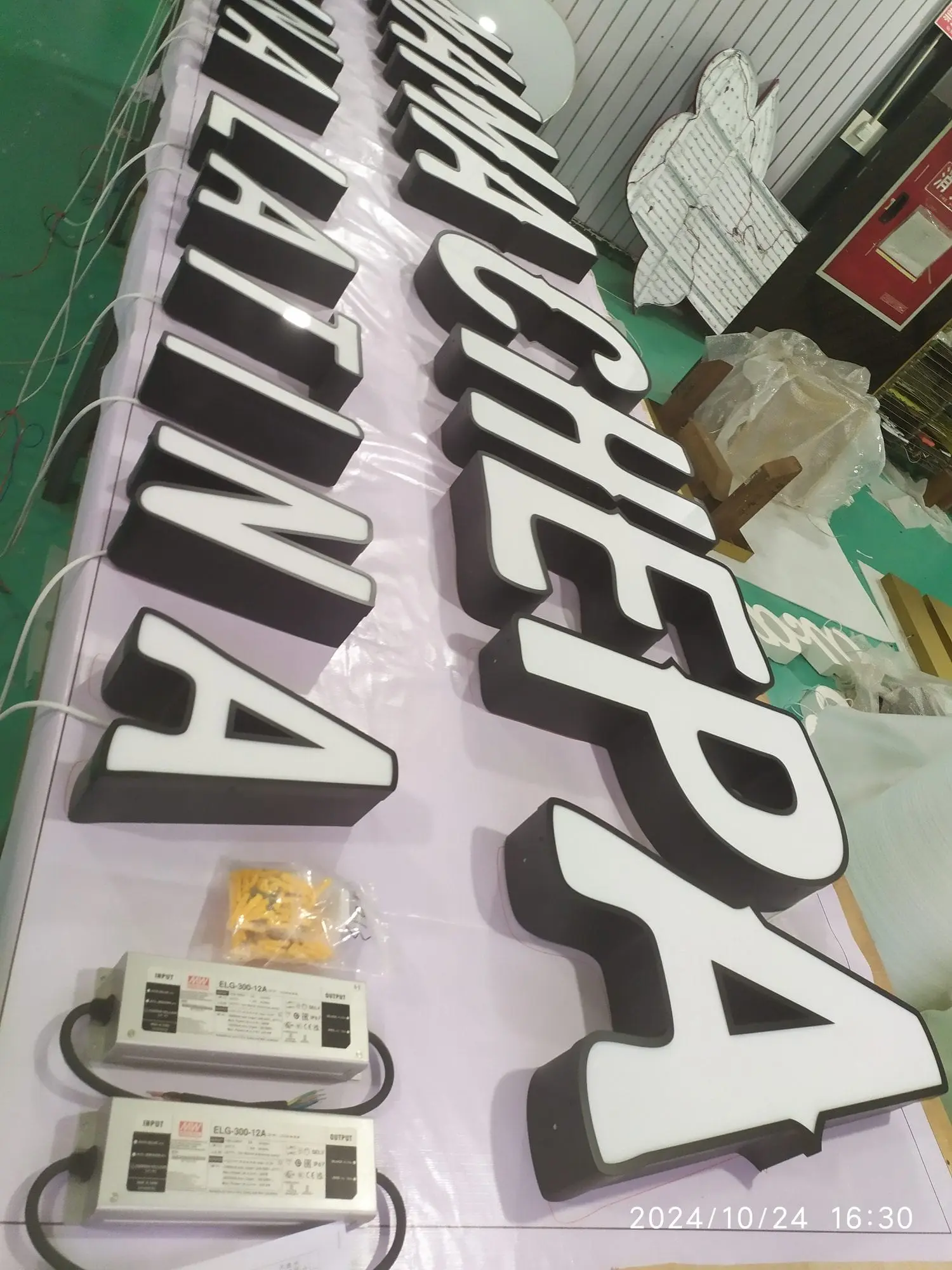 Letras corpóreas de Mama Chepa encendidas en la planta de la fábrica