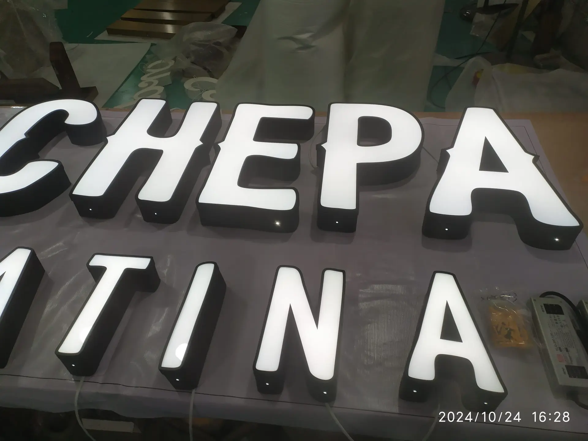 Mama Chepa Cocina Latina, Fassadenbuchstaben — in Produktion (2 von 2)