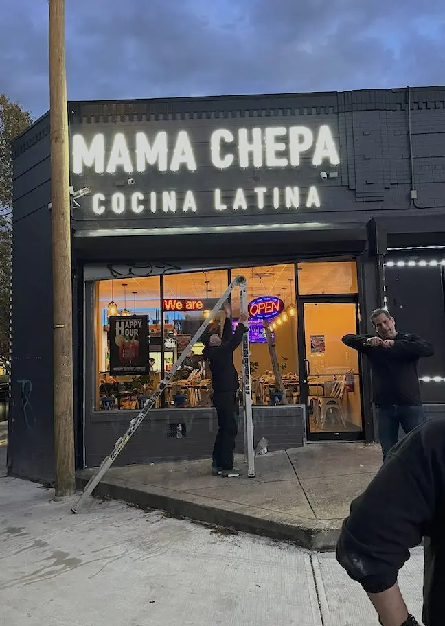 Mama Chepa Cocina Latina, Fassadenbuchstaben — montiert (2 von 2)