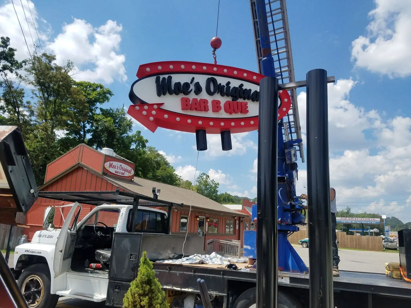 Moe's Original Bar B Que, Mastschild — montiert (2 von 2)