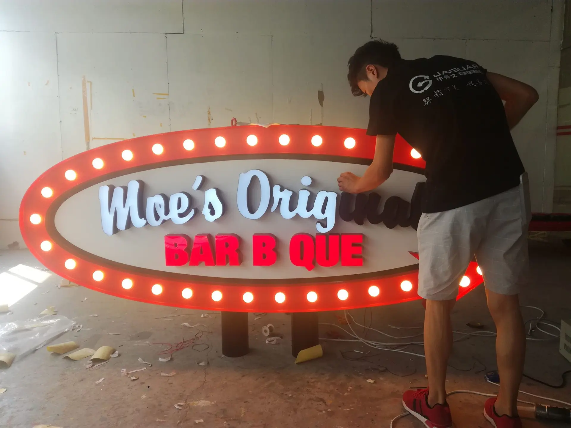 Moe's Original Bar B Que, Mastschild — in Produktion (1 von 2)