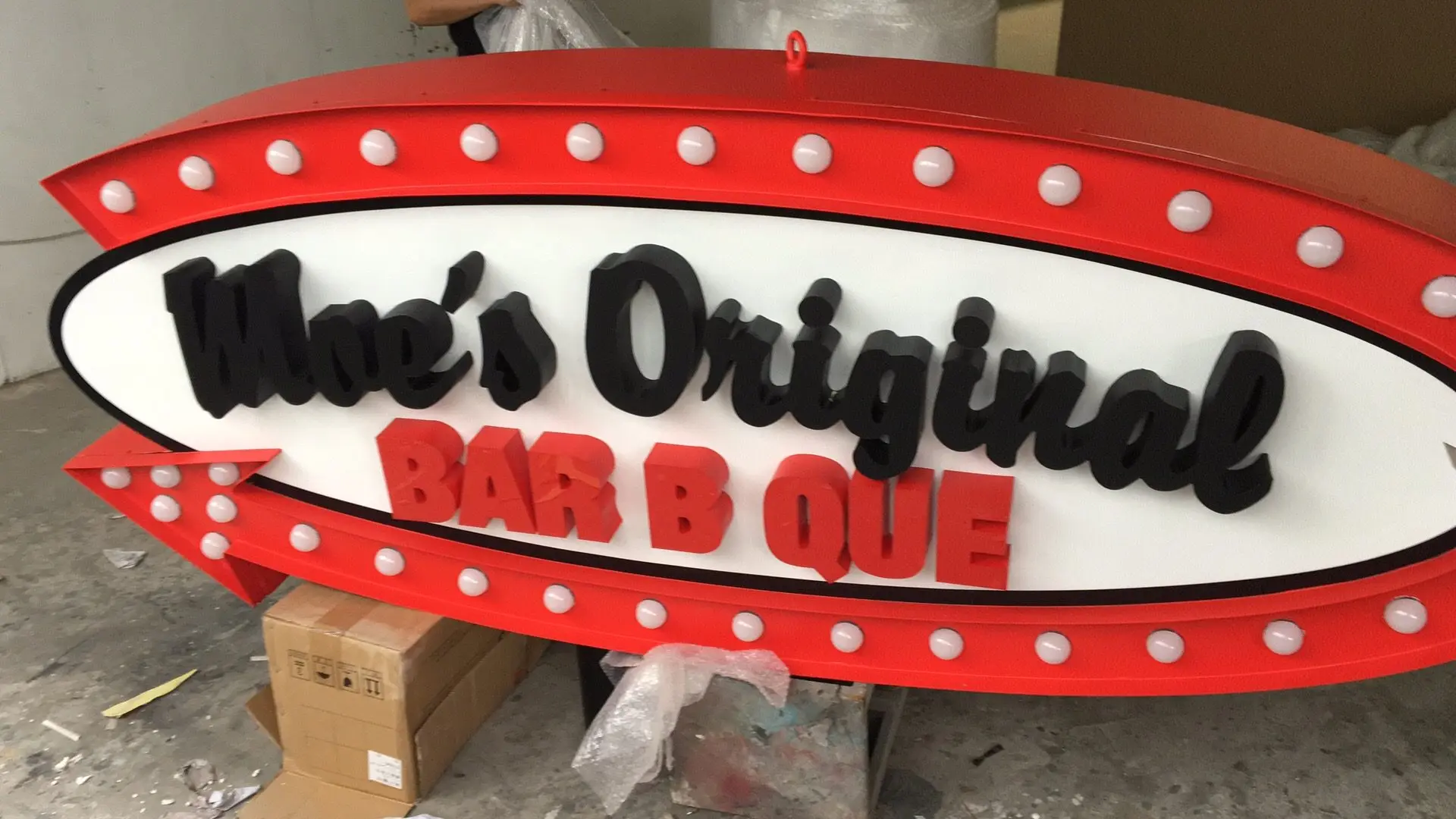 Moe's Original Bar B Que, Mastschild — in Produktion (2 von 2)