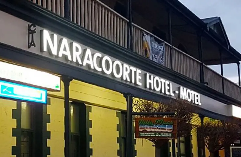 Naracoorte Hotel & Motel, letras de fachada