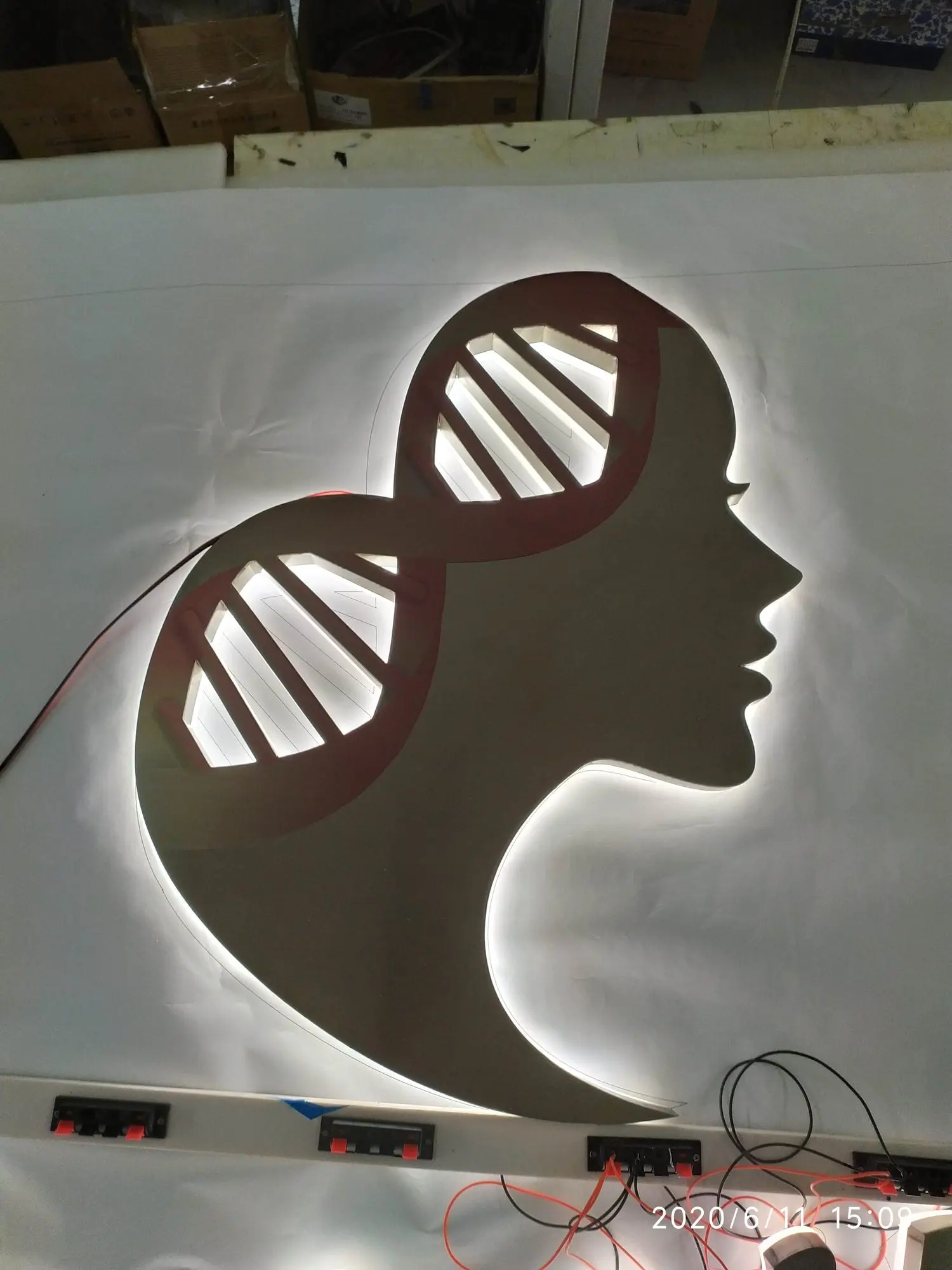 Night'N'go, hinterleuchtetes Logo — in Produktion (1 von 2)