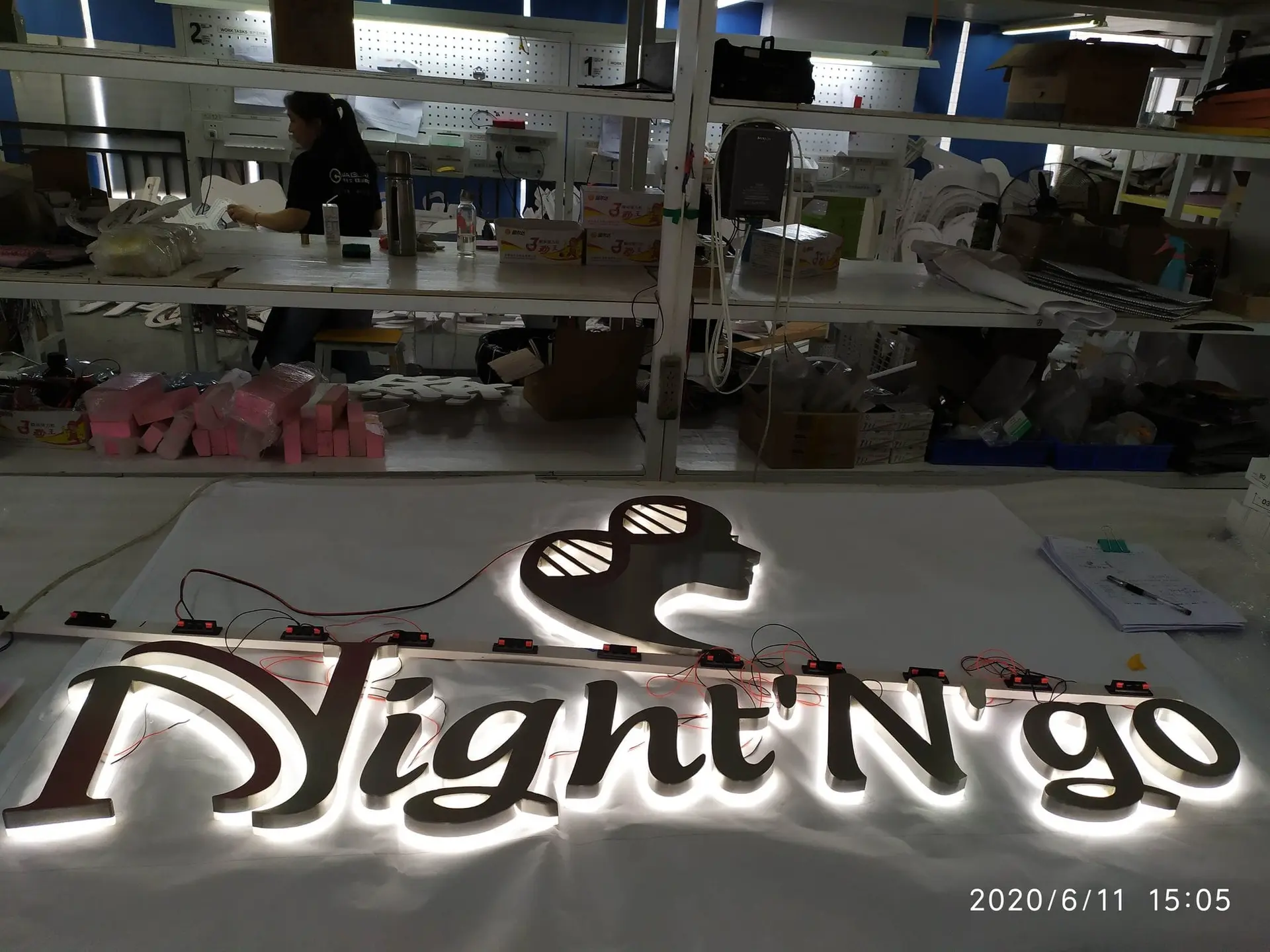 Night'N'go, hinterleuchtetes Logo — in Produktion (2 von 2)