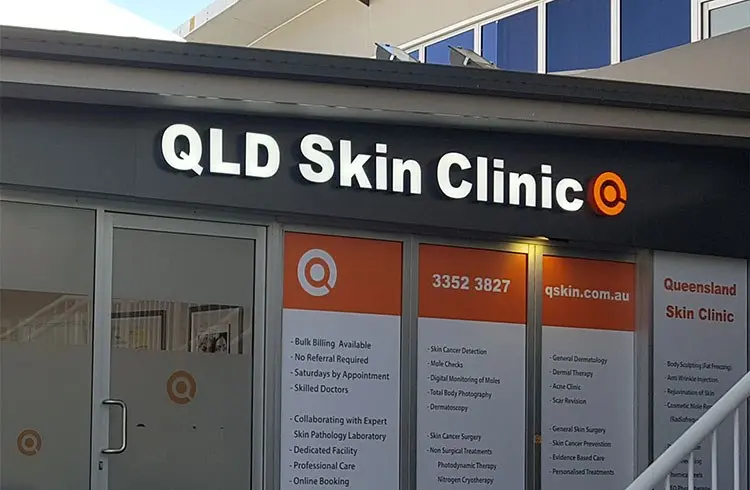 QLD Skin Clinic, frontleuchtende Buchstaben