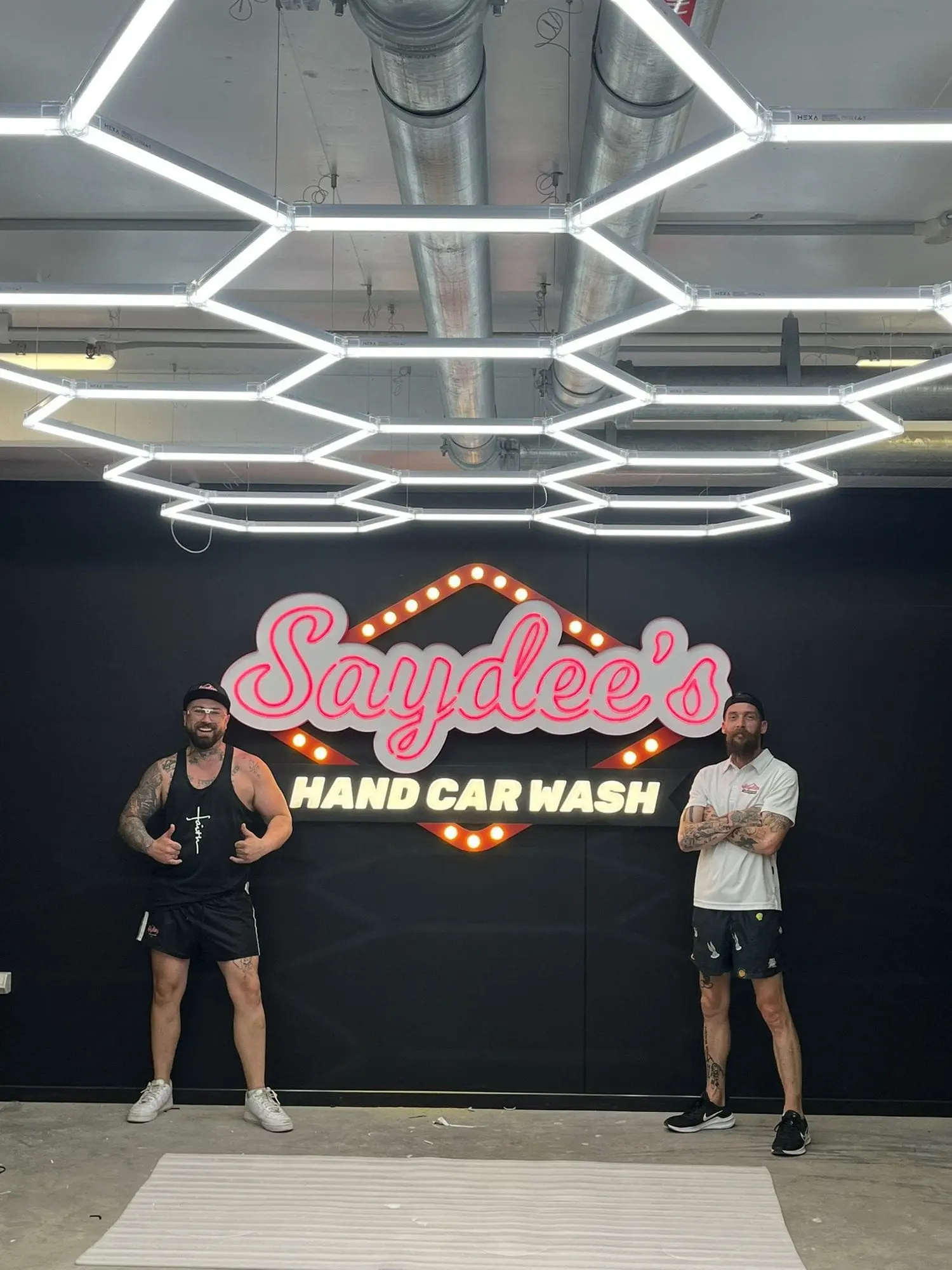 Saydee's Hand Car Wash, enseigne néon — posée (2 sur 2)