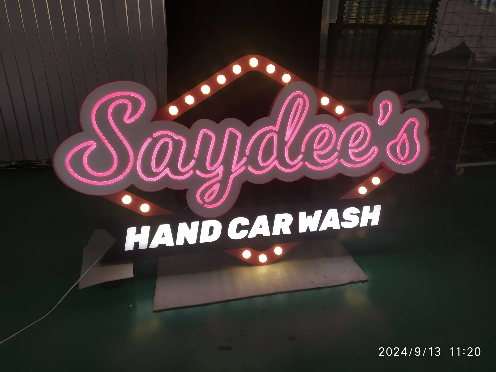Saydee's Hand Car Wash, enseigne néon — en production (1 sur 2)