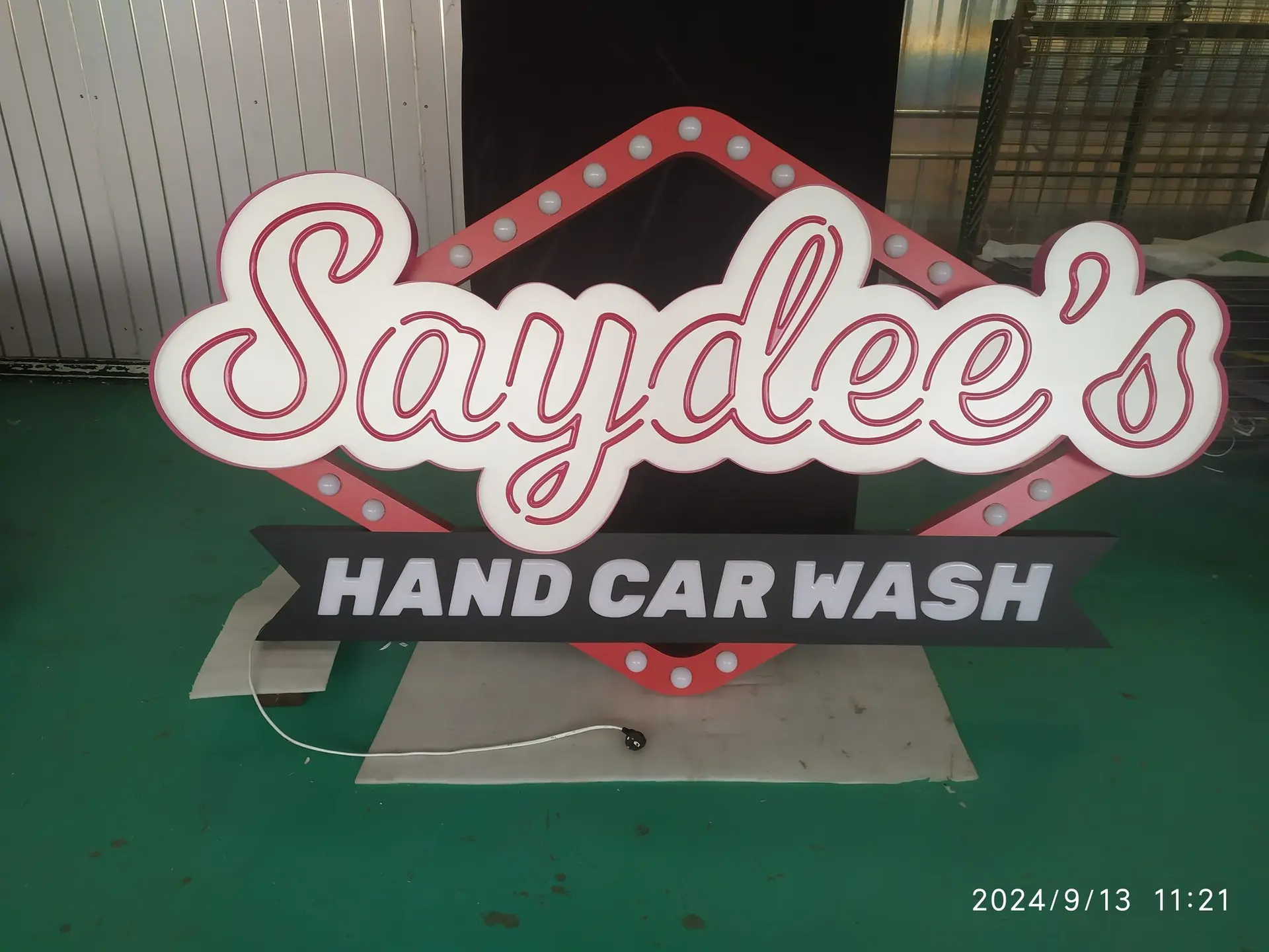 Saydee's Hand Car Wash, enseigne néon — en production (2 sur 2)
