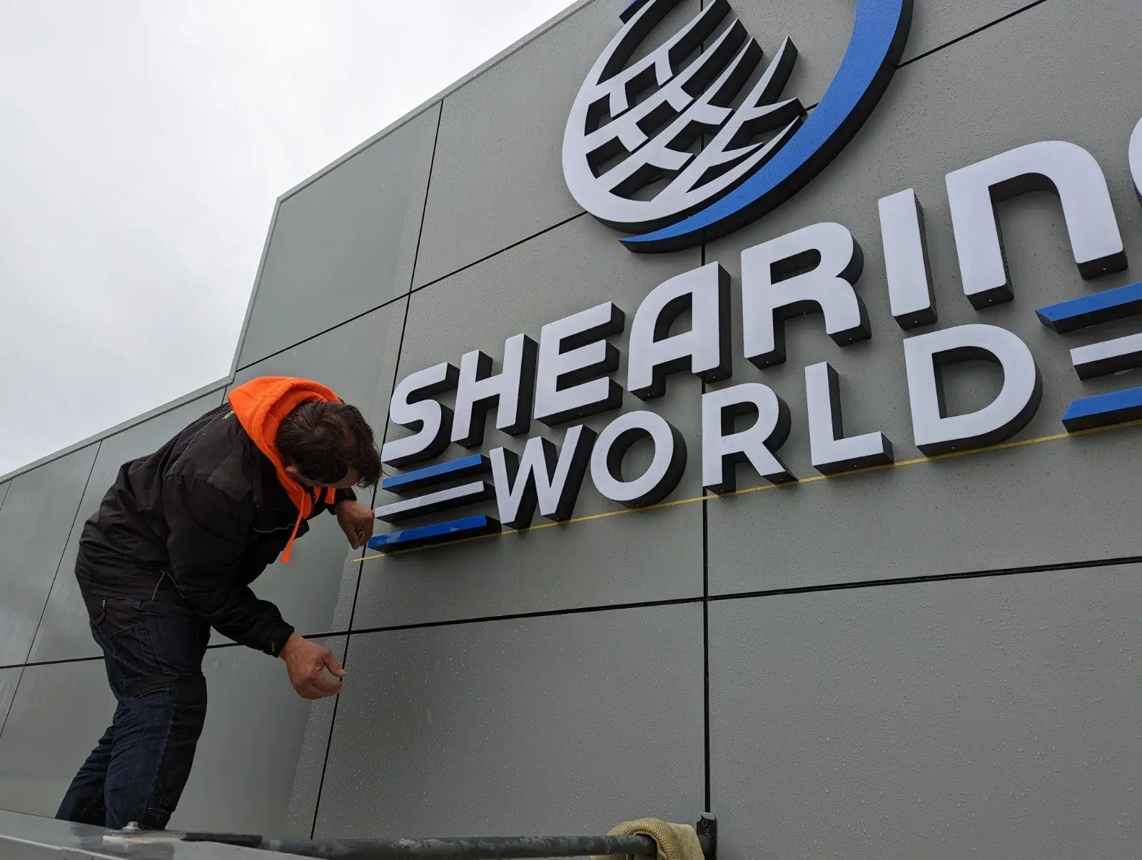 Shearing World, Blendenschild — montiert