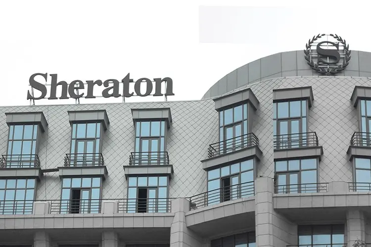 Sheraton-Buchstaben und -Wappen auf der Dachkante eines Hotels