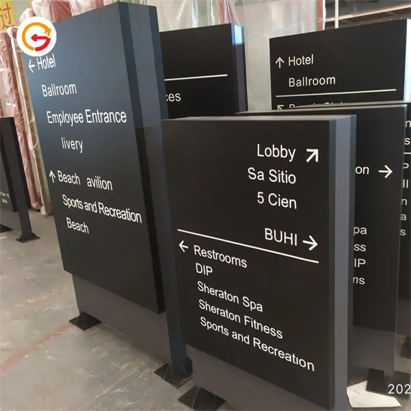 Sheraton-Wegweiser-Stelen mit Lobby, Ballsaal und Spa, in der Fabrik
