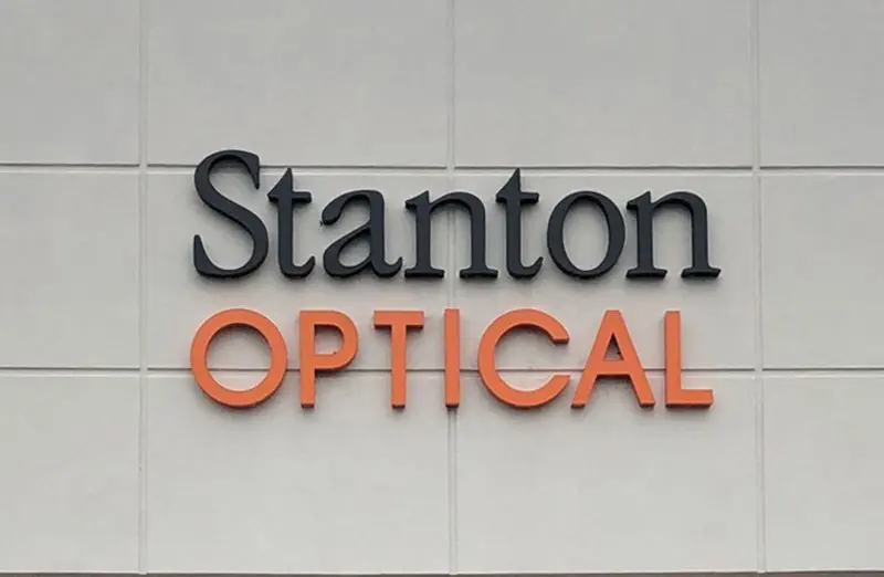 Stanton Optical, letrero de fachada