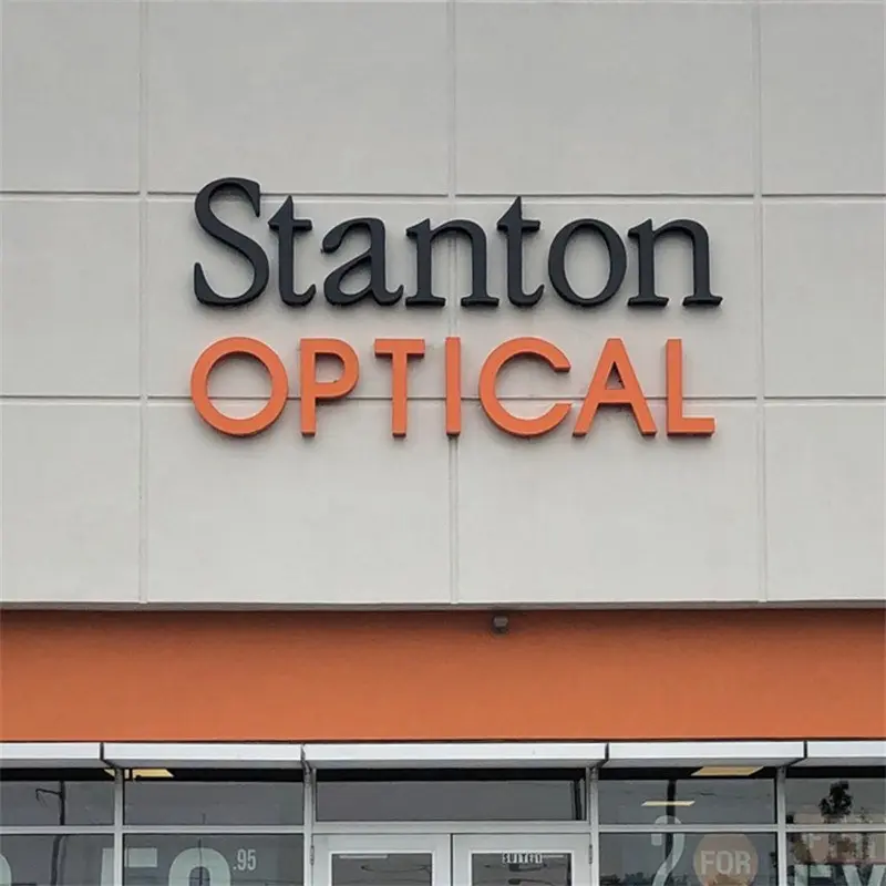 Leuchtbuchstaben von Stanton Optical an einer hellen Fassade über einem Ladeneingang