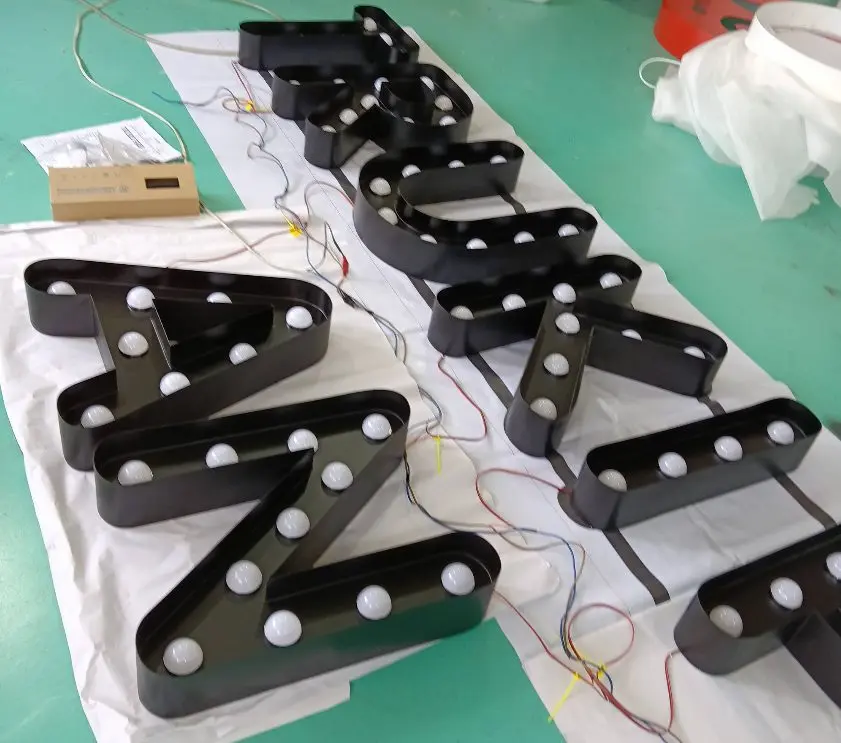 Truki Pan, lettres lumineuses géantes — en production (1 sur 2)