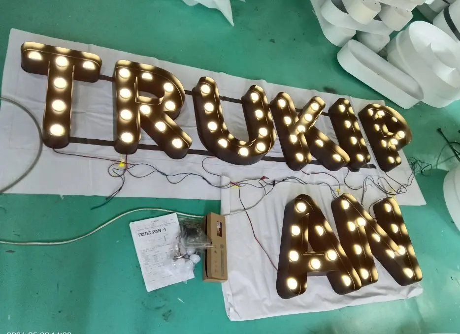 Truki Pan, lettres lumineuses géantes — en production (2 sur 2)