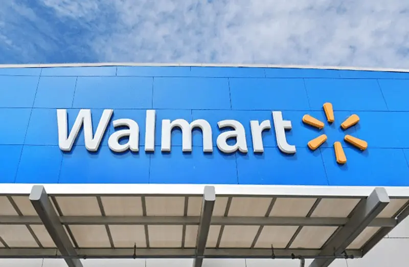 Walmart-Buchstaben und -Logo an einer blauen Filialfassade
