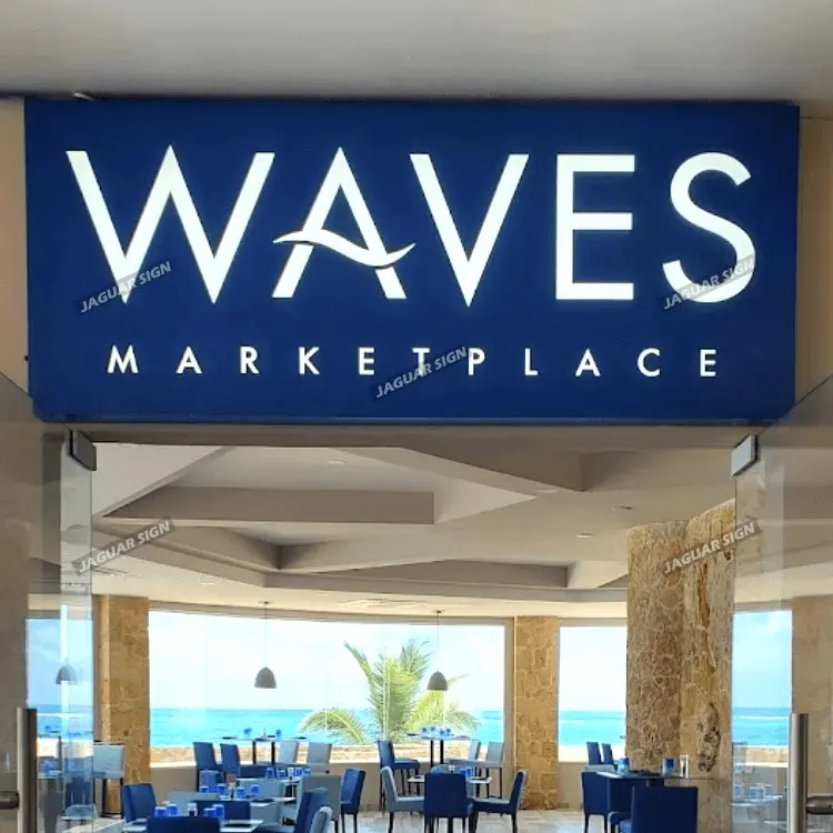 Leuchtkasten von Waves Marketplace mit blauer Front, beleuchtet