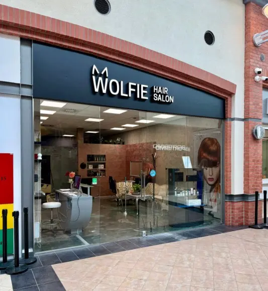 Ladenschild von Wolfie Hair Salon